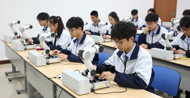 职校机器人课堂学真本领，操控维护全拿下